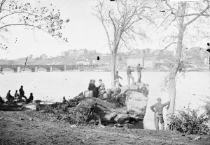 LIBRARY OF CONGRESS An unidentified group of Civil War soldiers look across the Potomac River to the simple landscape of Georgetown’s campus. 