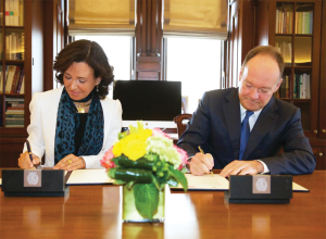 GEORGETOWN UNIVERSITY University President John J. DeGioia and Executive Chairman Ana Botín signed a $2 million agreement with Santander Group on the field of social economy in 2015, pictured above. 